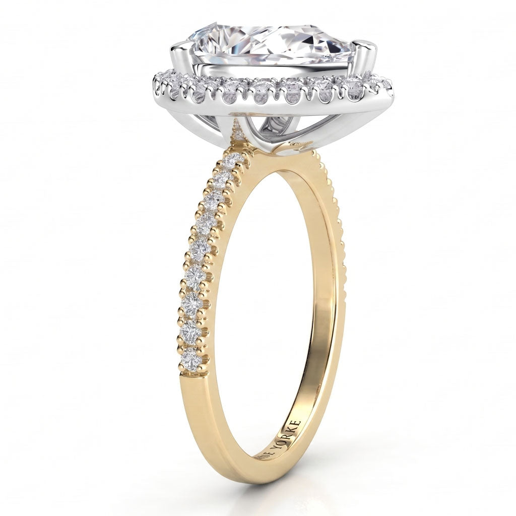Dune in yellow gold, close view of the pear cut centre and micro claw halo