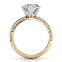 Juliet engagement ring in yellow gold. Close view of the centre diamond and the pave-set band.