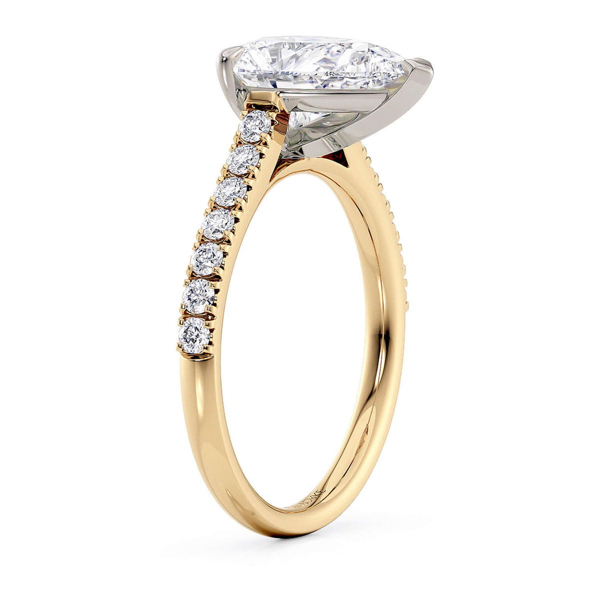 Karly in yellow gold, close view of the three claw pear setting