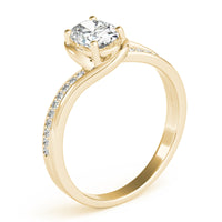 Nala in yellow gold, side view of the four claw oval setting