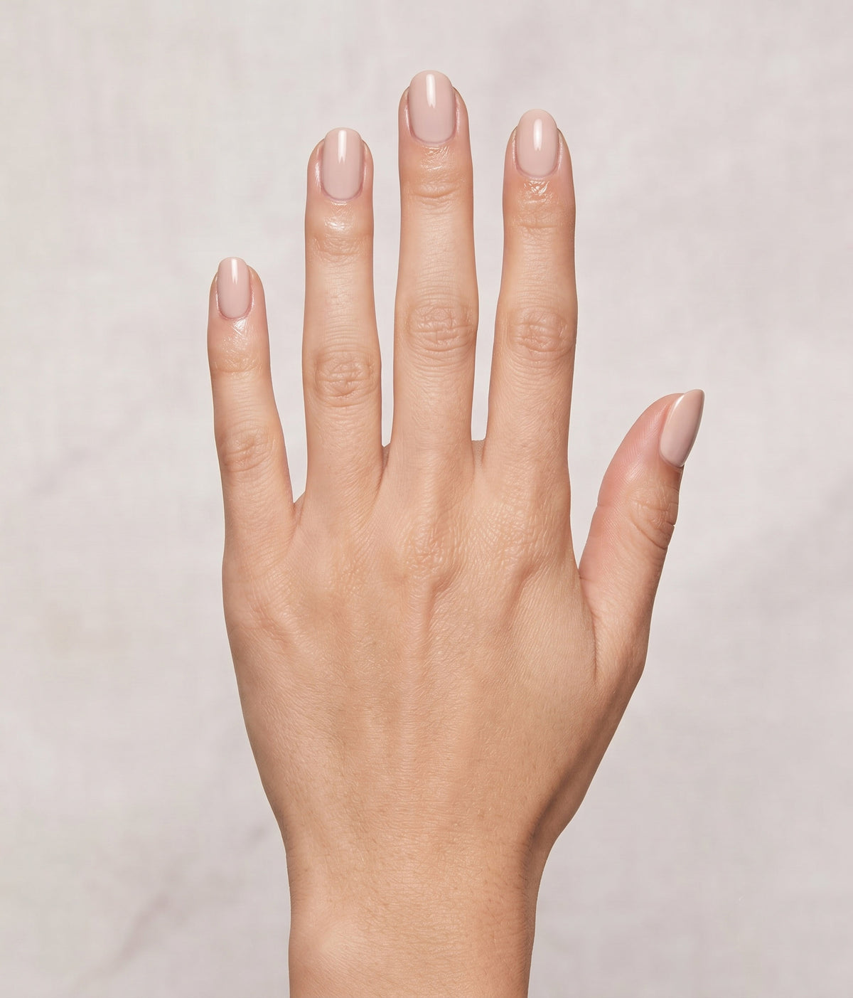 Model hand for diamond size comparison