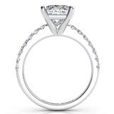Lutece platinum: side view showing the elegant centre setting. 